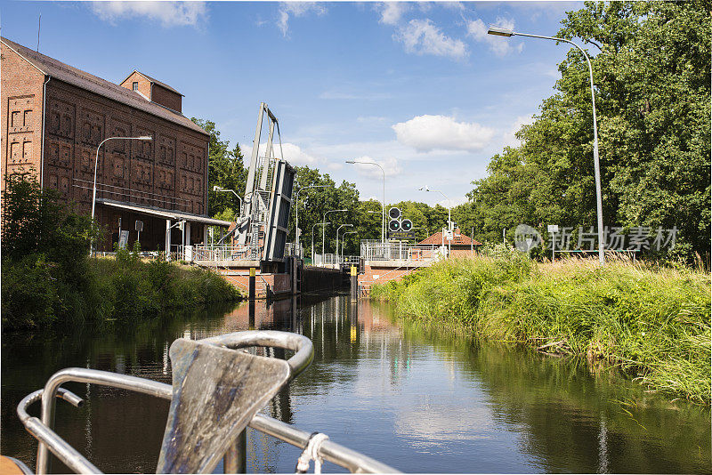 在梅克伦堡- vorpommern乘船旅行，Müritz-Elde-Wasserstrasse，运河船闸的吊桥正在运行